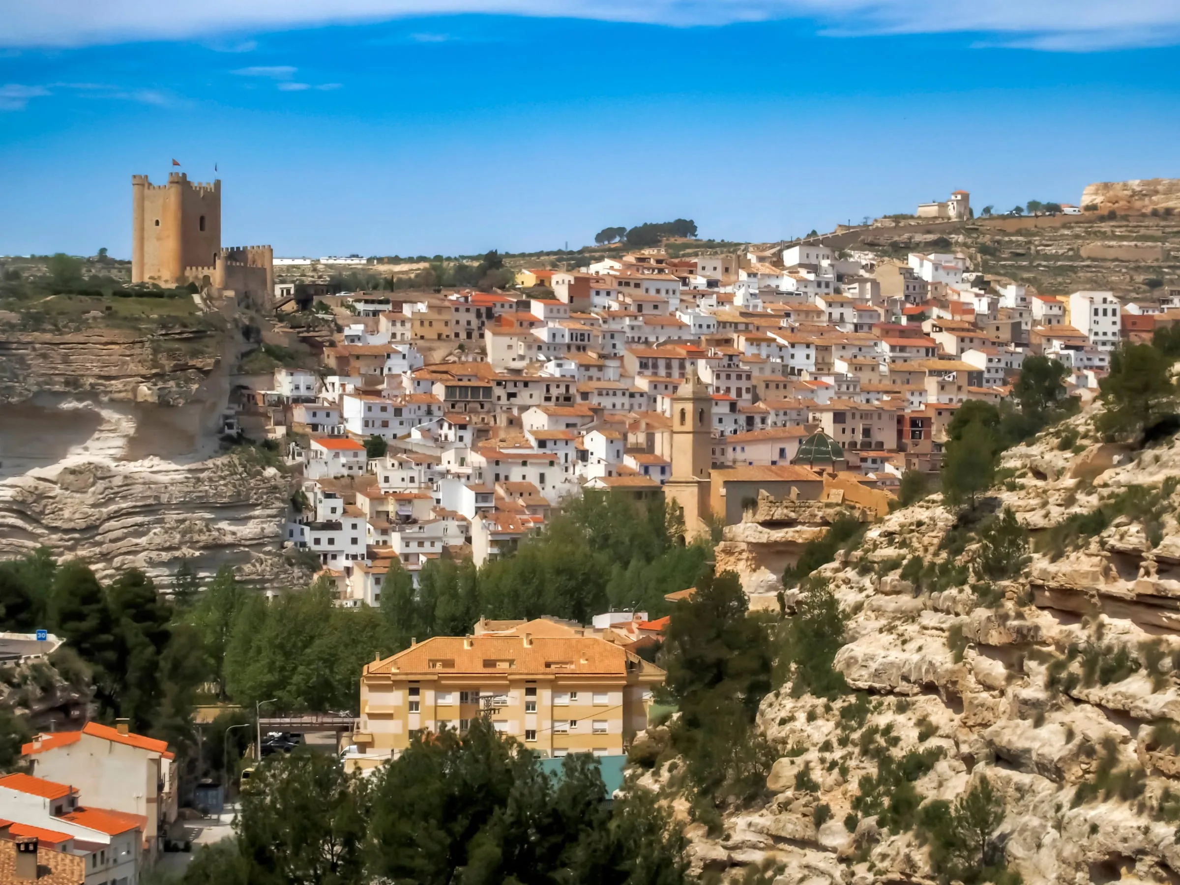 Vista de Alcalá del Júcar, en Albacete, con su castillo sobre la hoz del río