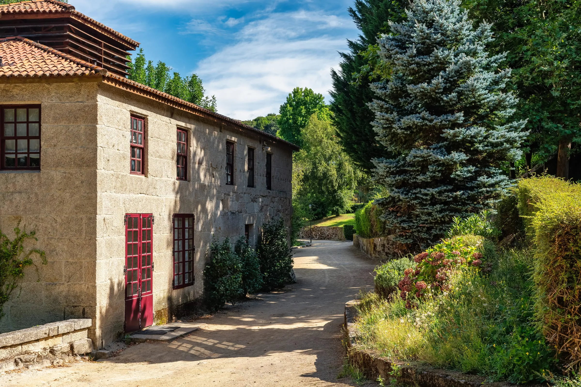Casas de piedra junto al río en Allariz, Ourense