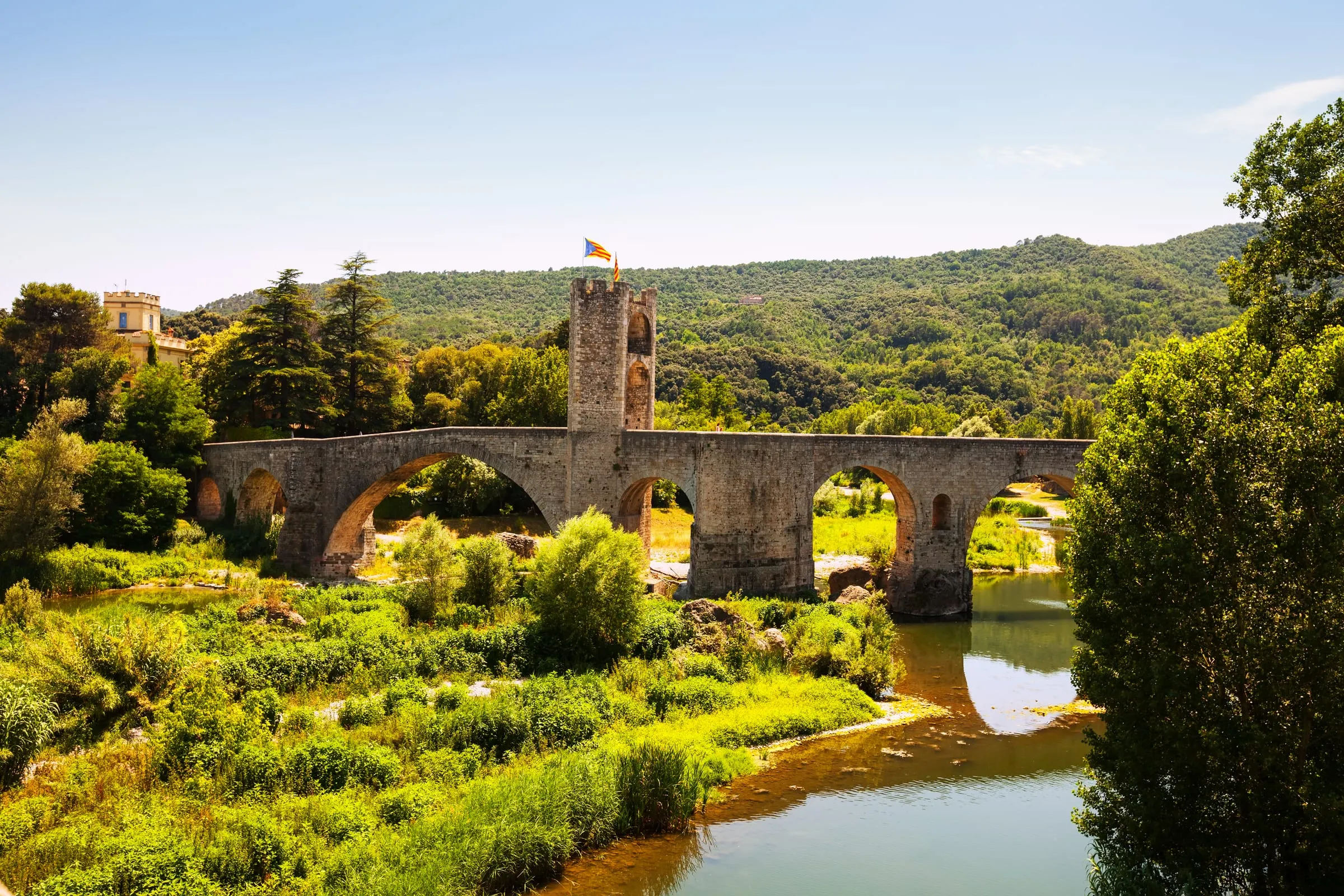 Puente medieval de Besalú sobre el río Fluvià, en Girona