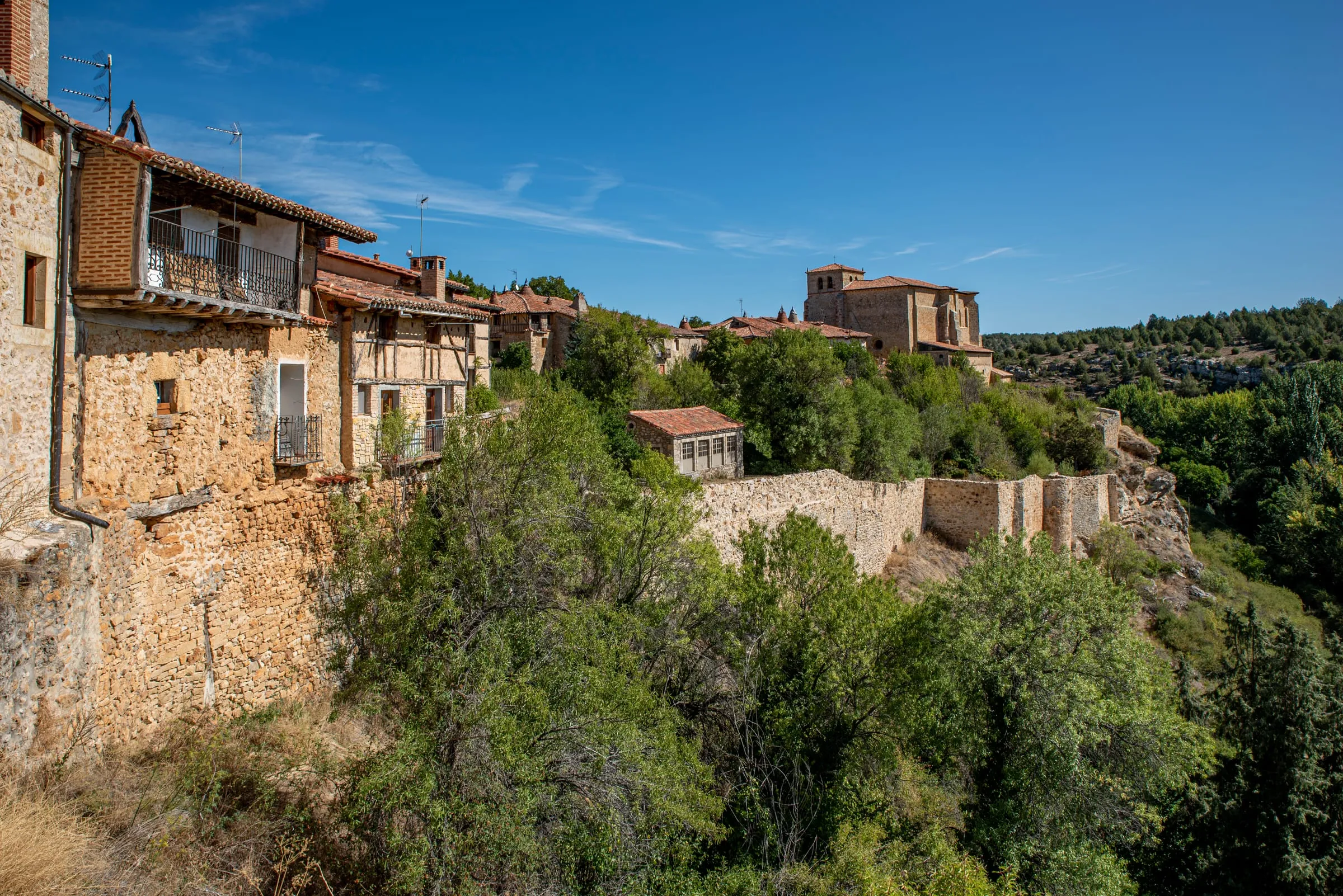 Casas de piedra de Calatañazor sobre la ladera, en Soria
