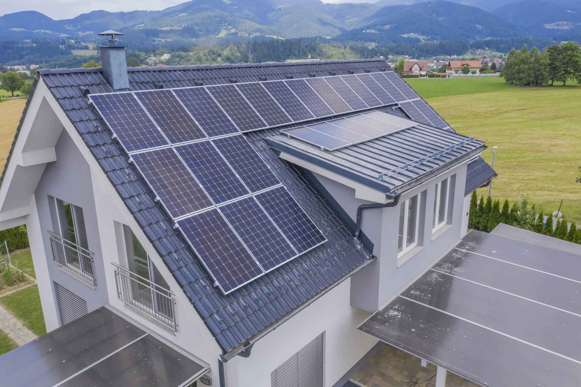 Vista aérea de una casa unifamiliar con placas solares en la cubierta