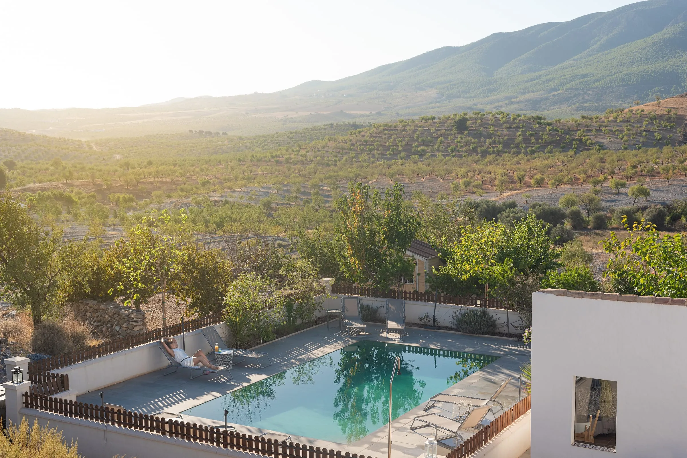 Casa rural con piscina entre colinas y montañas en Almería