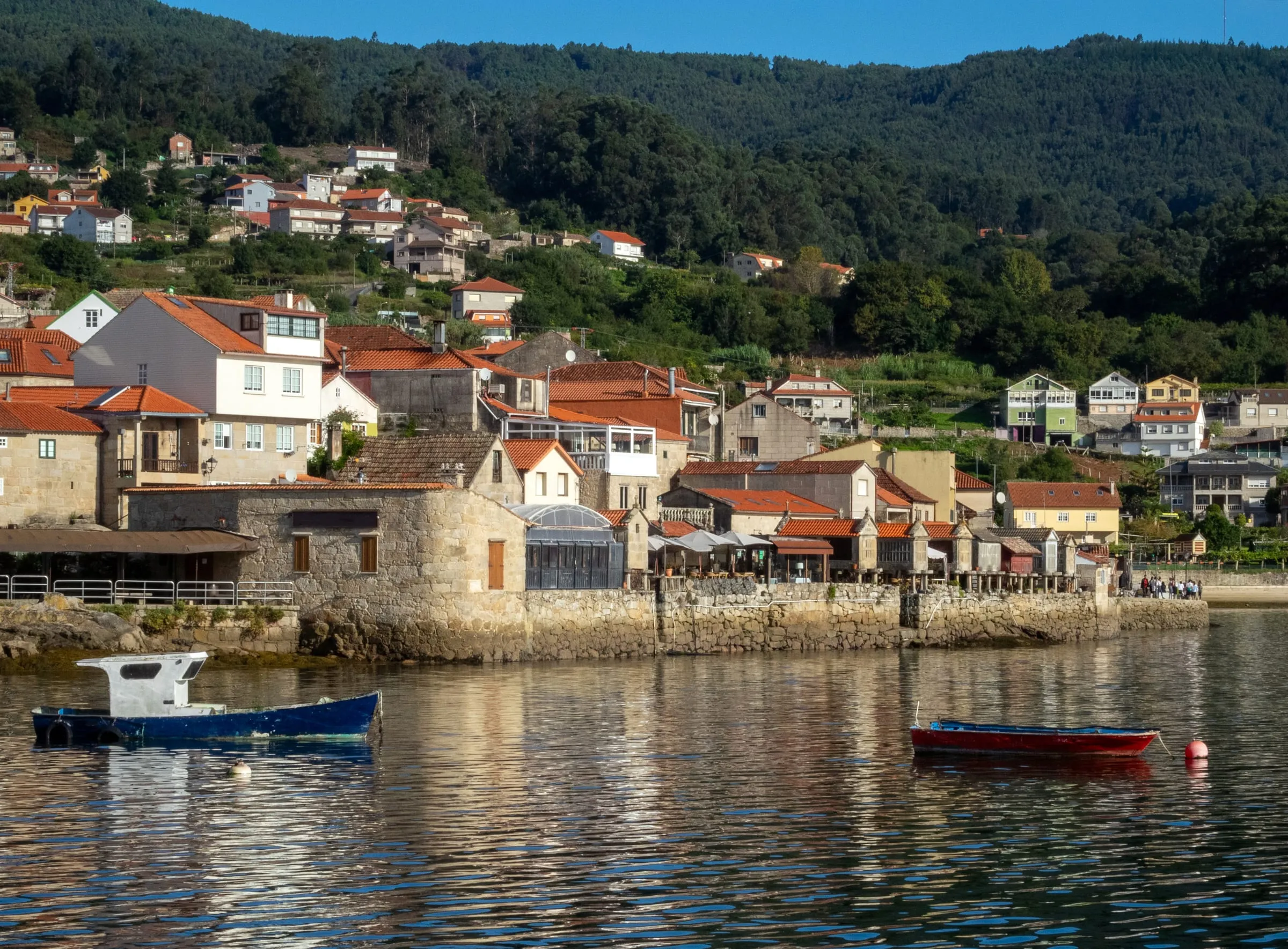 Casas de piedra junto a la ría en el puerto de Combarro, Pontevedra