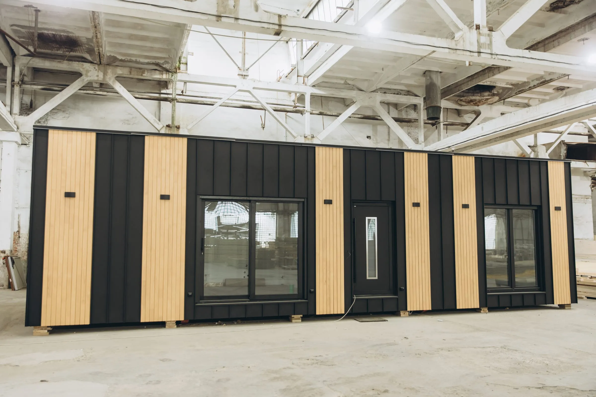 Módulos de vivienda en construcción dentro de una nave industrial