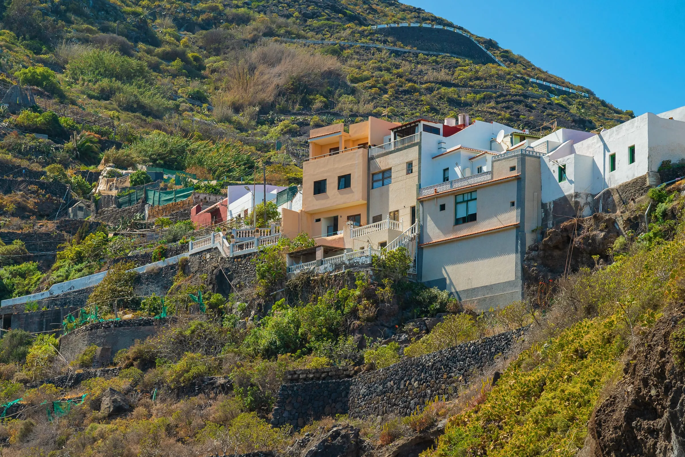 Casas de colores en la ladera de Garachico, Tenerife