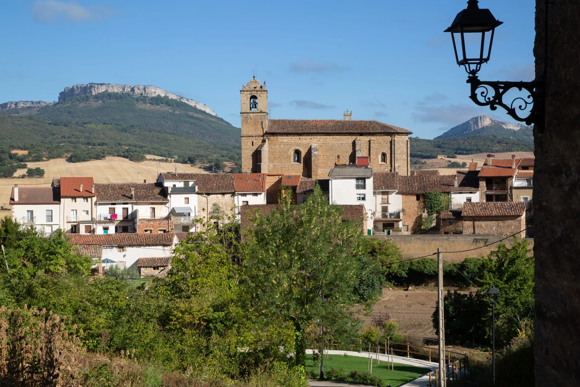Pueblo e iglesia de Genevilla, en Navarra