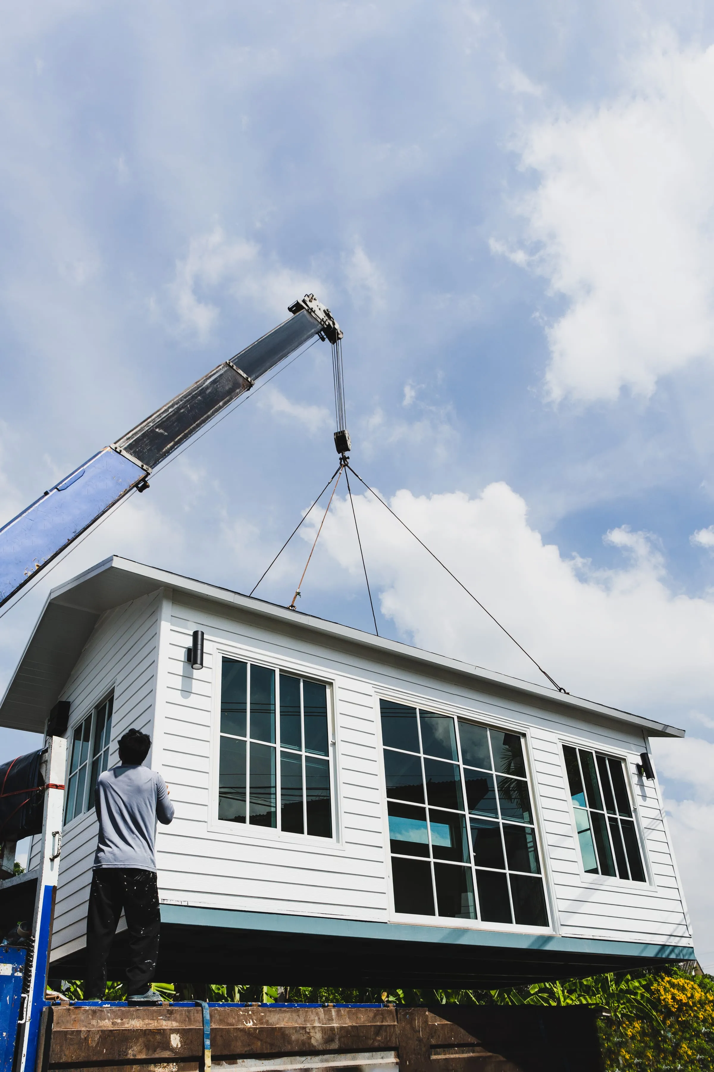 Grúa elevando la cubierta de una casa prefabricada