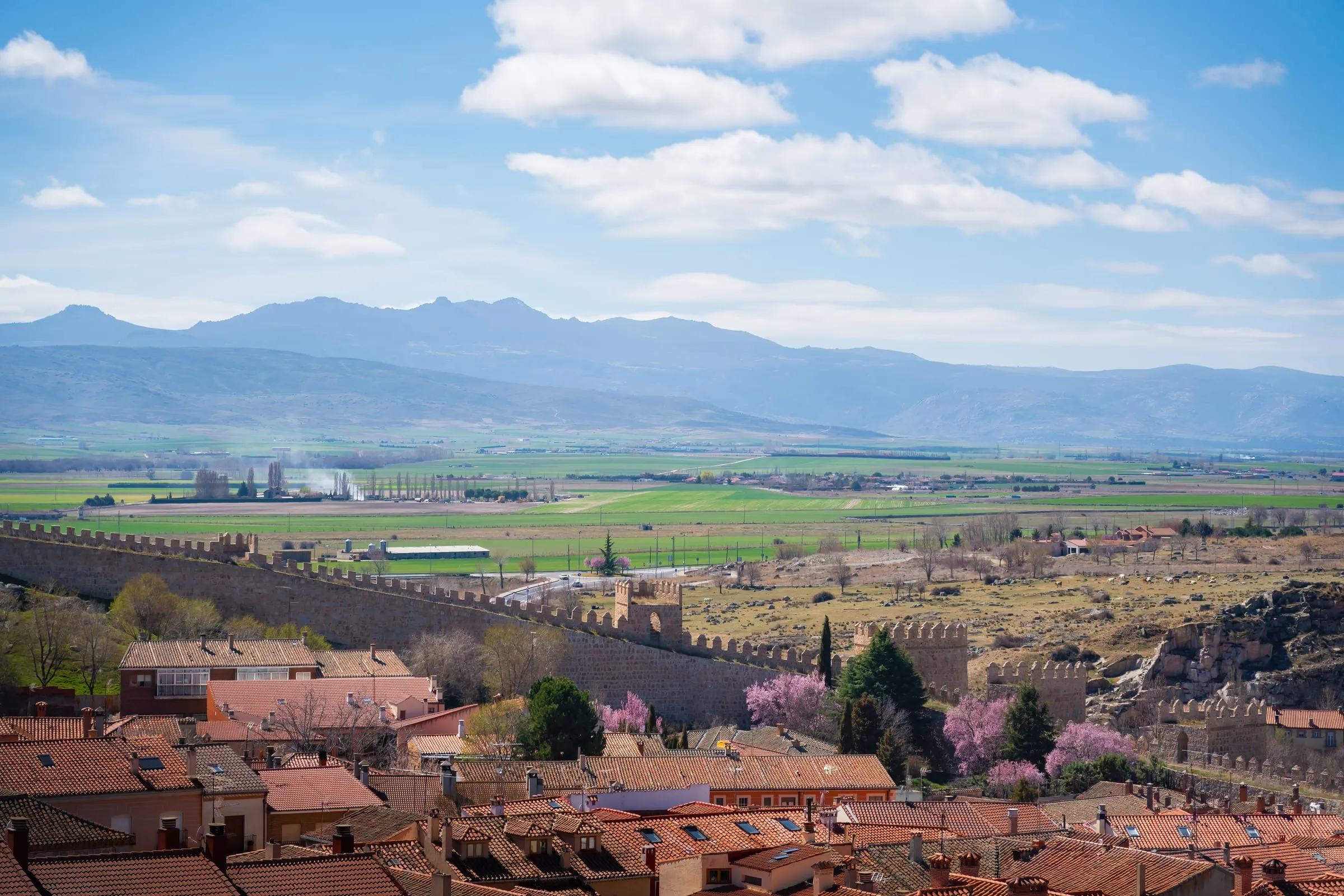Murallas de Ávila con las montañas de la sierra al fondo