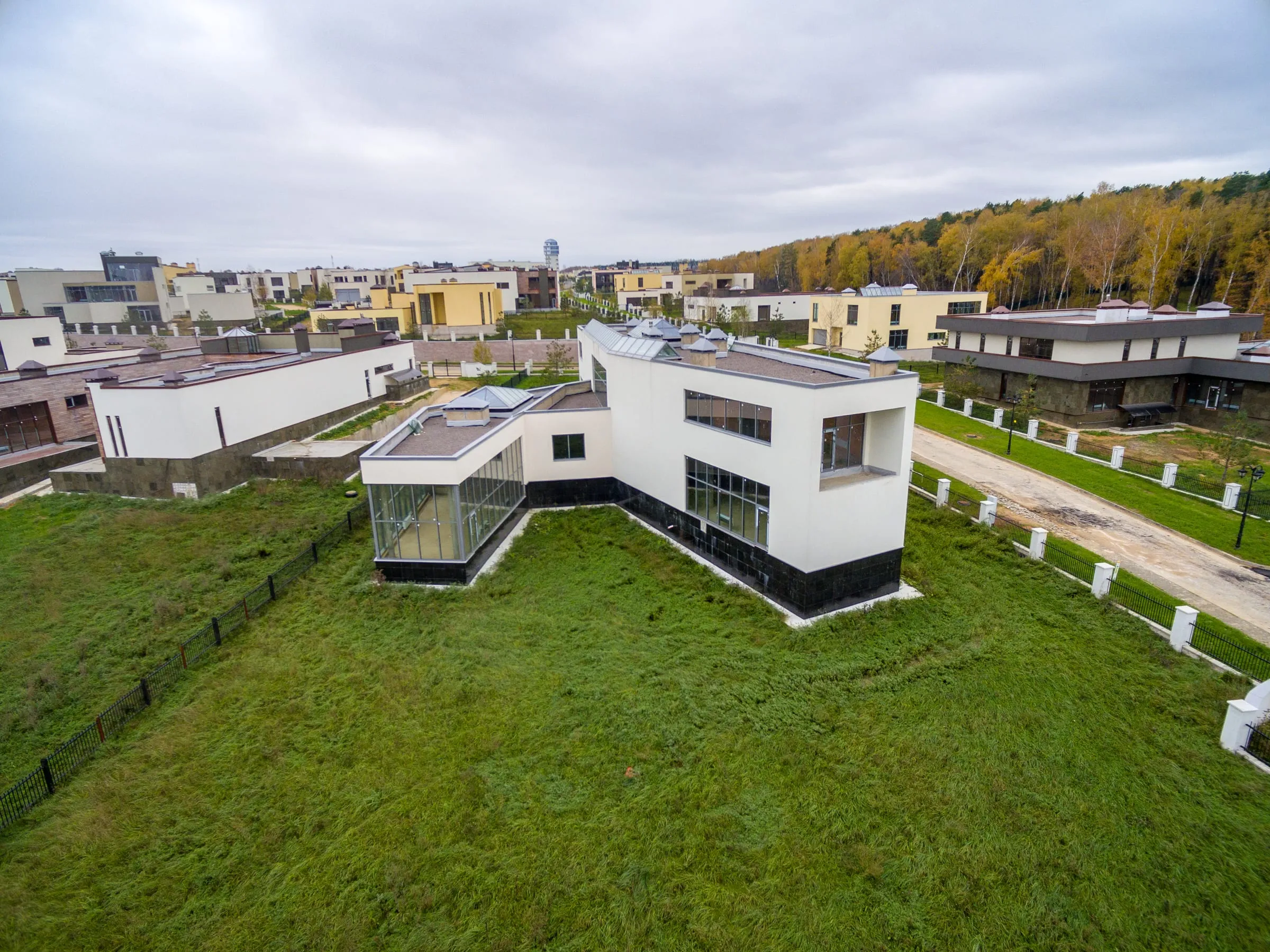 Viviendas unifamiliares modernas en construcción en una urbanización