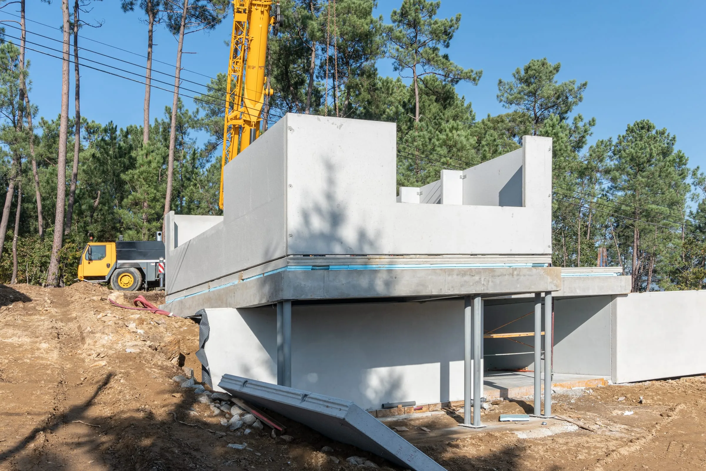 Obra de una vivienda con muros prefabricados de hormigón en Galicia