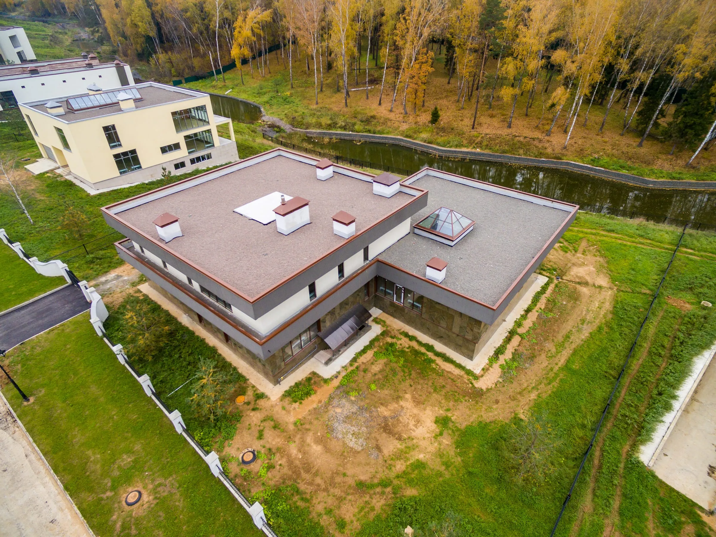 Vista aérea de viviendas unifamiliares modernas en construcción