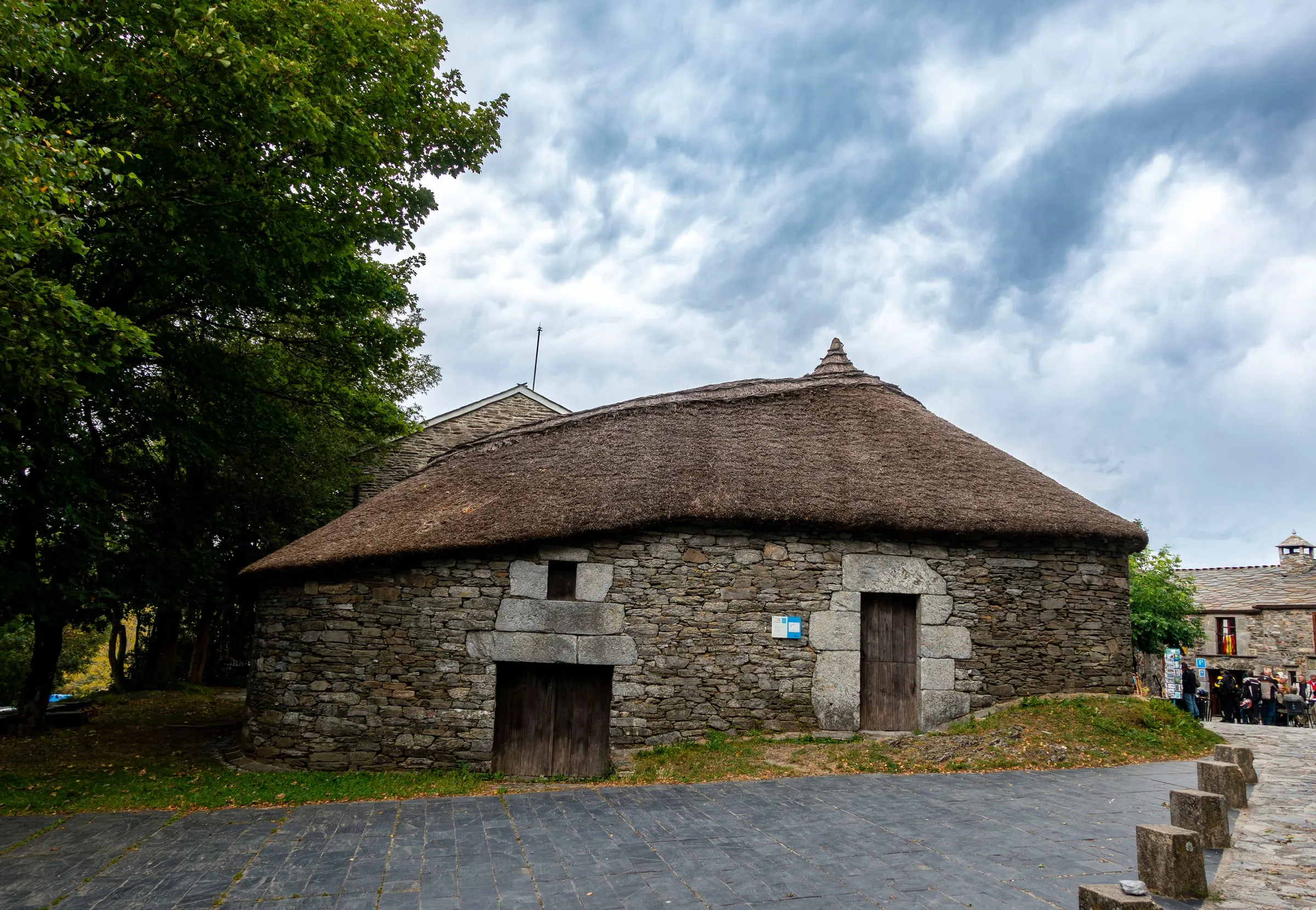 Palloza tradicional con cubierta de paja en O Cebreiro, Lugo