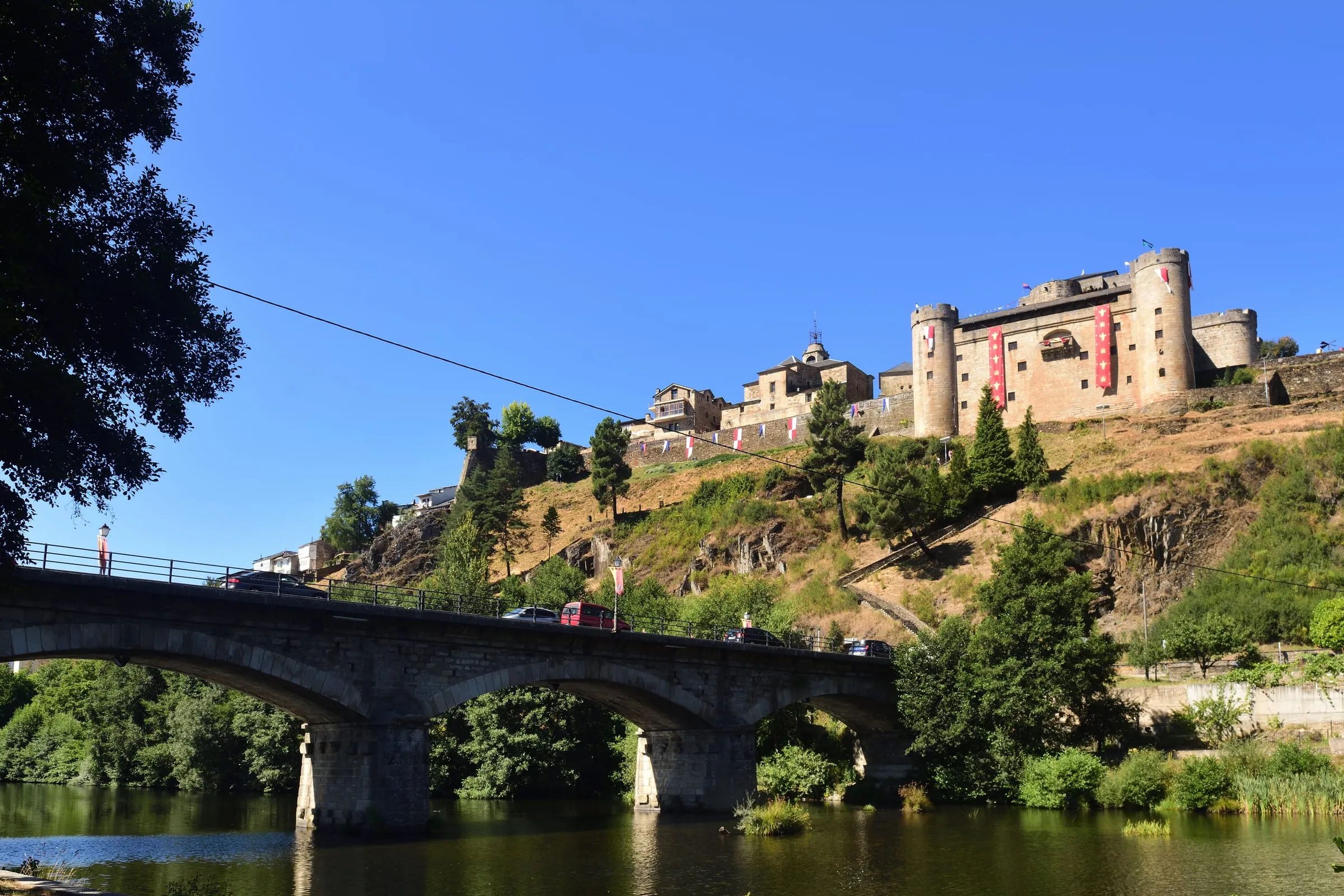 Puebla de Sanabria y su castillo junto al río, en Zamora