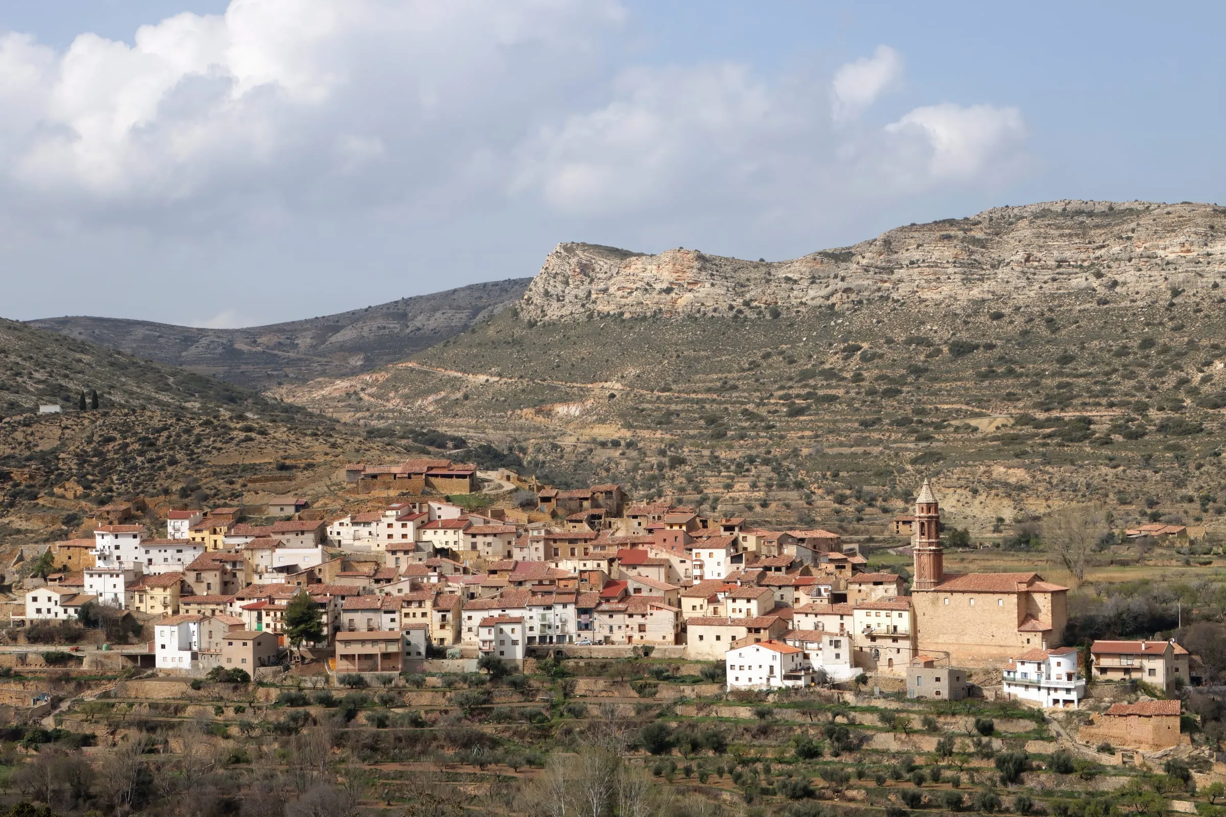 Pueblo de la provincia de Teruel entre montes
