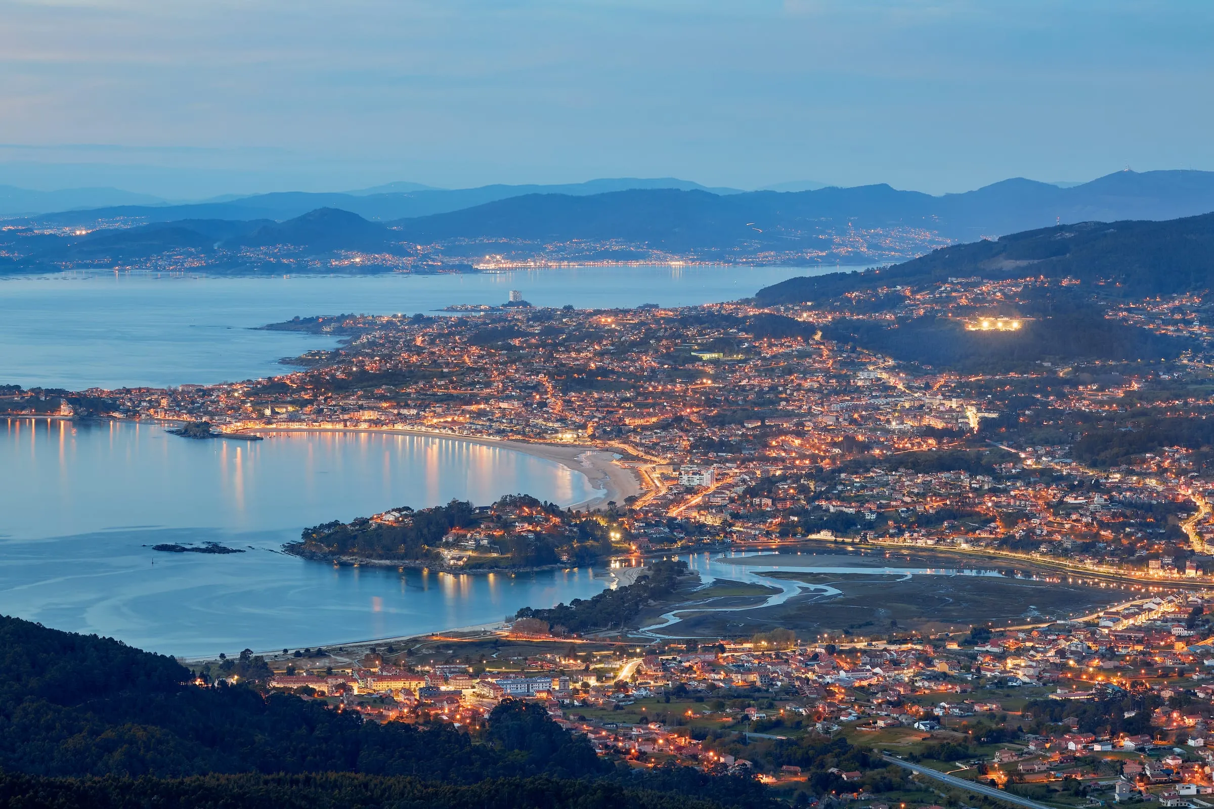 Vigo y su ría al atardecer