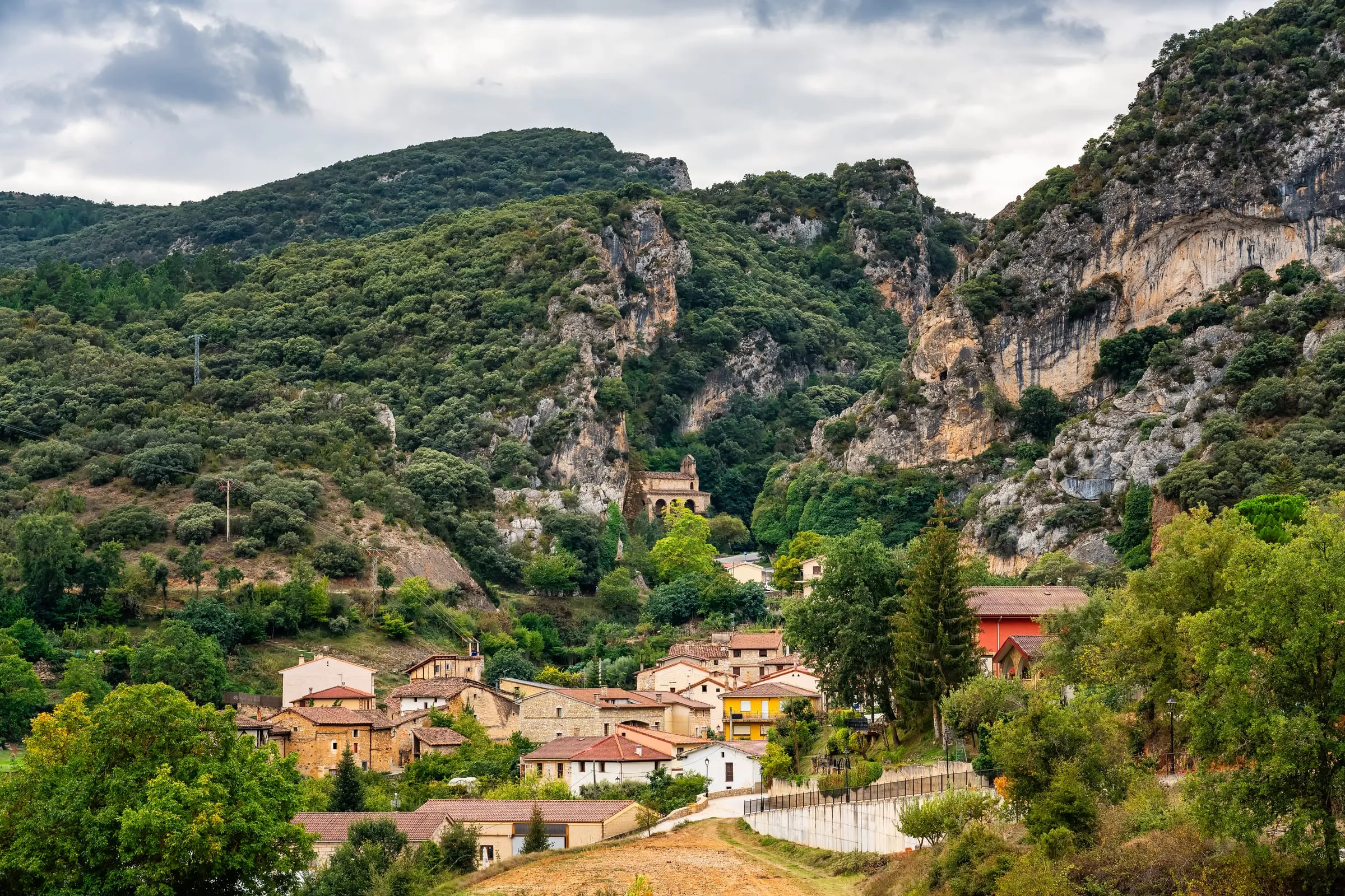 Vista de Tobera entre montañas, en Burgos