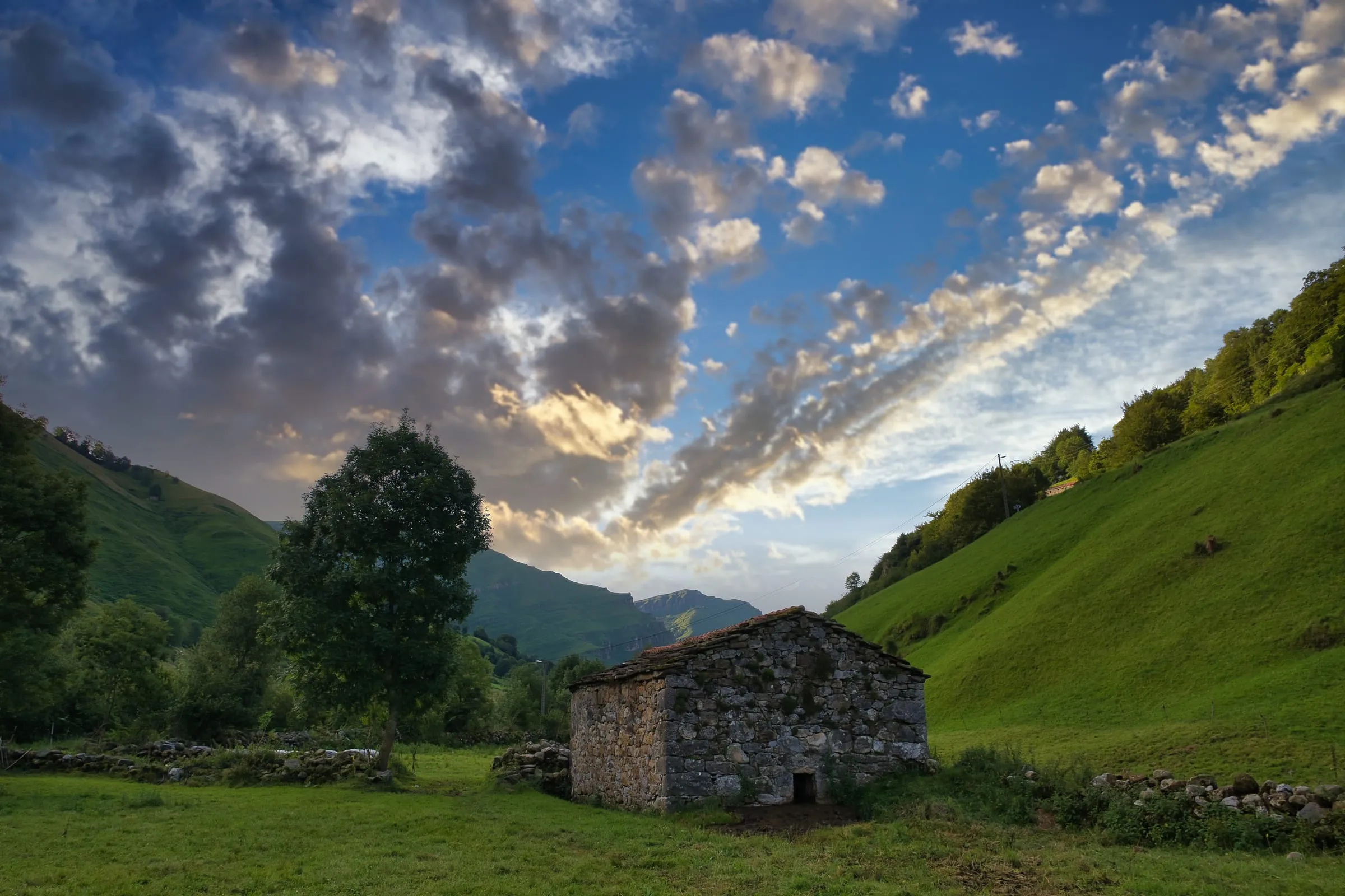Cabaña de piedra en un prado de los Valles Pasiegos, en Cantabria