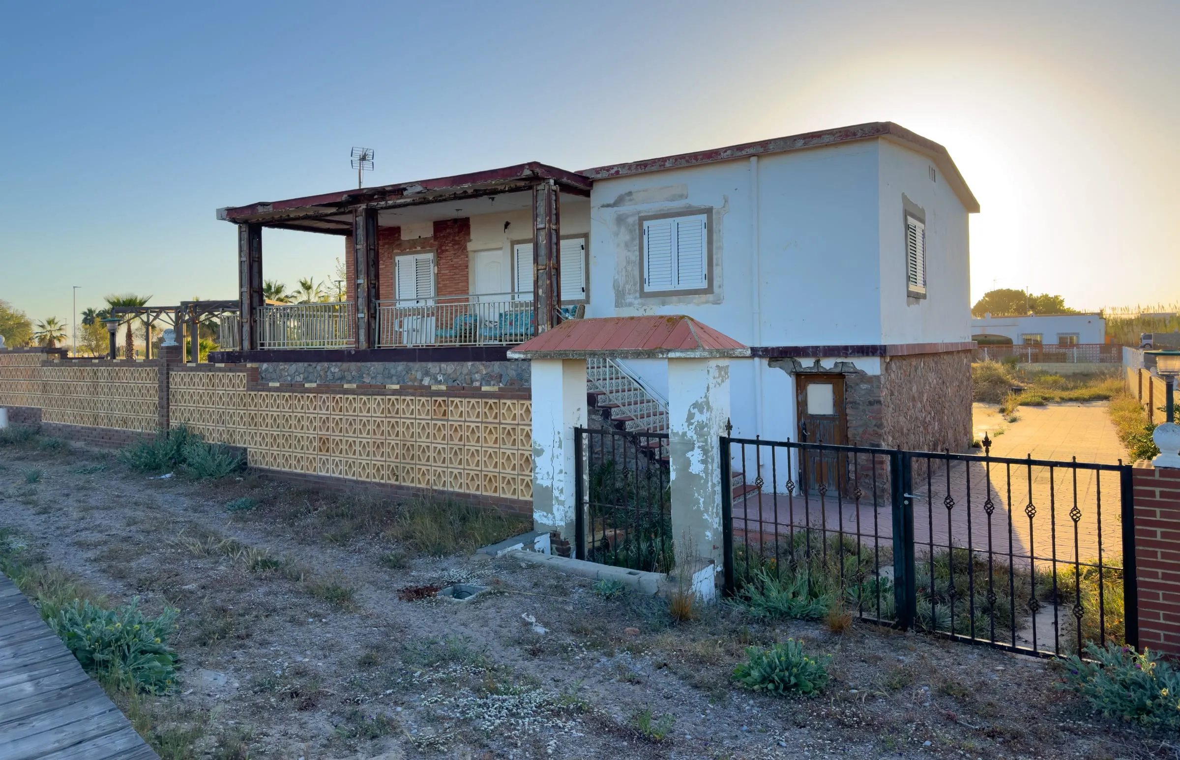 Vivienda de costa con porche y terraza a la luz del atardecer
